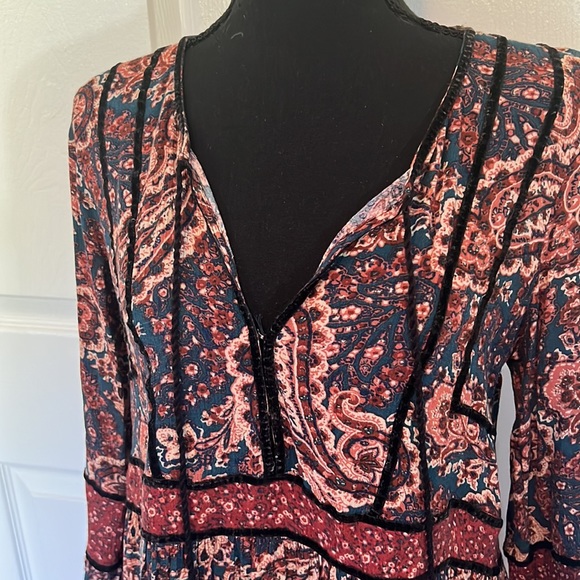 American Eagle boho floral & paisley blouse- tassel ties & bell sleeves size M - Picture 3 of 10